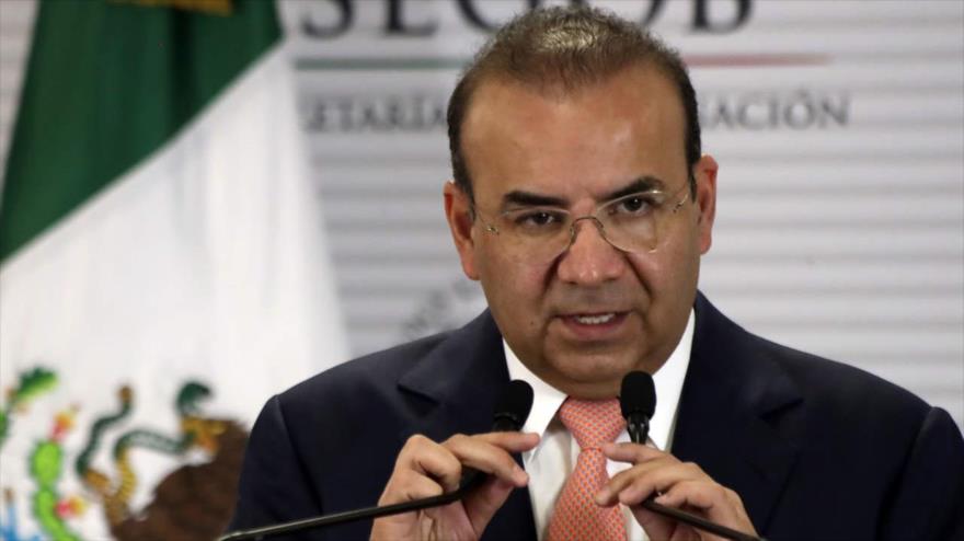 Alfonso Navarrete Prida, secretario de Gobernación de México, ofrece una rueda de prensa.