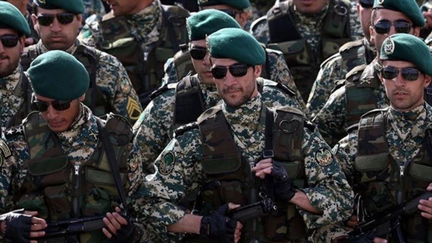 Las Fuerzas Terrestres del Cuerpo de Guardianes de la Revolución Islámica (CGRI) de Irán realizan un desfile militar.
