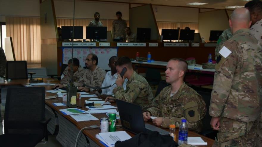 Varios comandantes estadounidenses reunidos con militares saudíes y emiratíes en la sala de operación de la llamada coalición de Arabia Saudí.