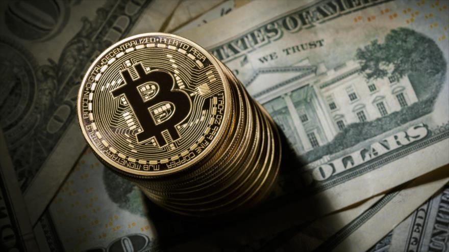 Una imagen ilustrativa de un bitcoin y de la moneda de EE.UU.