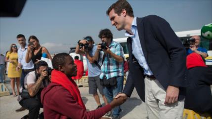 Podemos dice que Casado se toma foto con africanos por votos