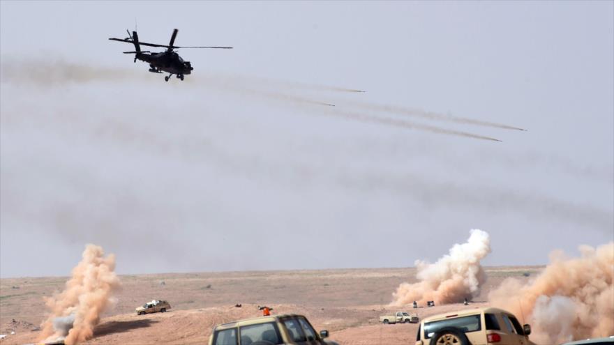 Un helicóptero durante unos ejercicios militares a 500 kilómetros al noreste de Riad, capital de Arabia Saudí, marzo de 216. 