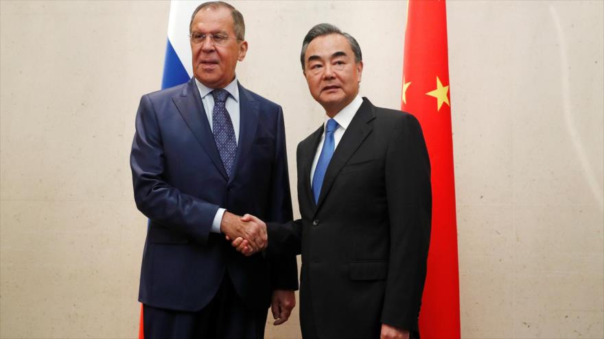 Los cancilleres de Rusia (izq.) y China, Serguéi Lavrov y Wang Yi se reúnen en Singapur, 2 de agosto de 2018.