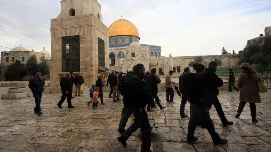 Colonos israelíes están protegidos por los soldados al ingresar al recinto de la mezquita Al-Aqsa en la ciudad ocupada palestina de Al-Quds (Jerusalén). 