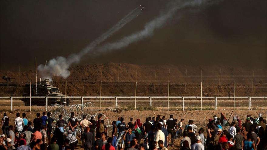 Militares israelíes abren fuego contra manifestantes palestinos en Gaza, 27 de julio de 2018.