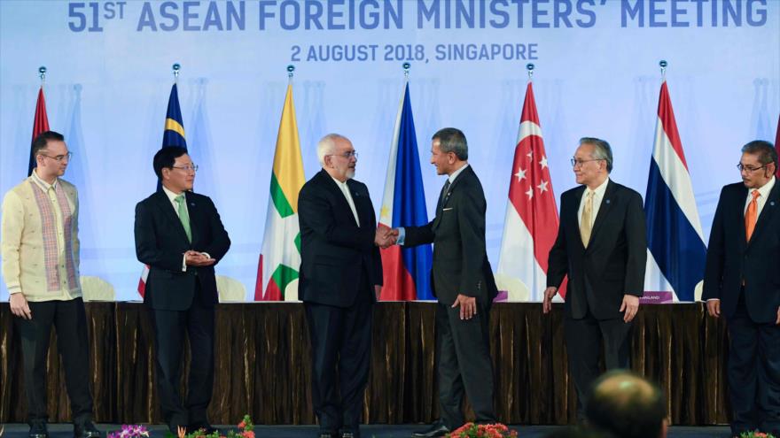 El canciller iraní, Mohamad Yavad Zarif (3.º izda.), saluda a su par singapurense, Vivian Balakrishnan, en la cumbre de la ASEAN, 2 de agosto de 2018.