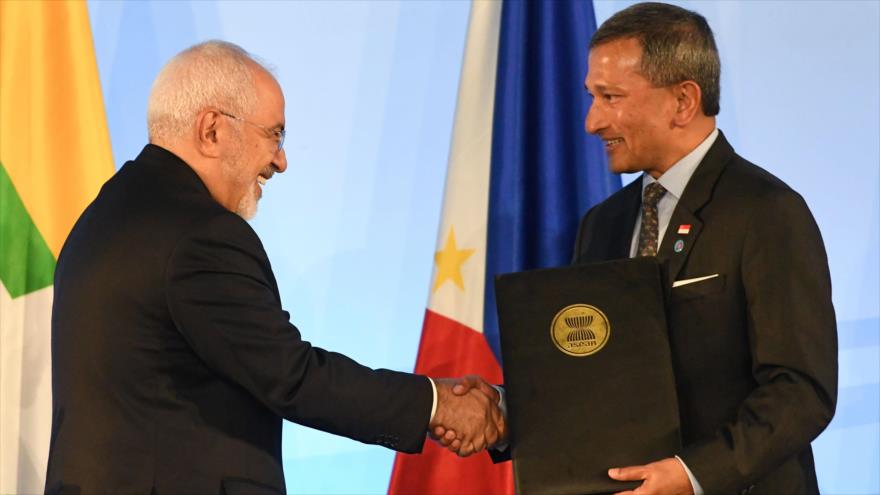 El canciller de Irán, Mohamad Yavad Zarif, y su par singapurense, Vivian Balakrishnan, durante la cumbre de la ASEAN en Singapur, 2 de agosto de 2018.