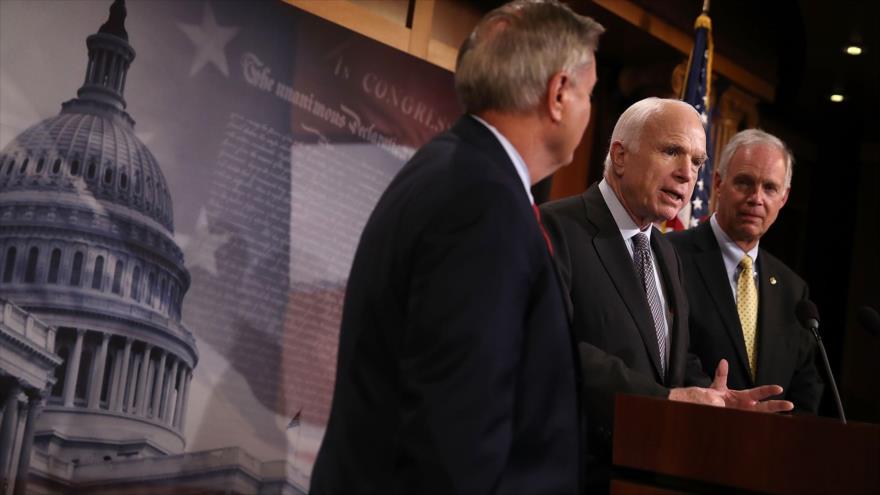 El senador estadounidense John McCain (centro) junto con otros senadores habla en el Capitolio de EE.UU., Washington, 27 de julio de 2017.