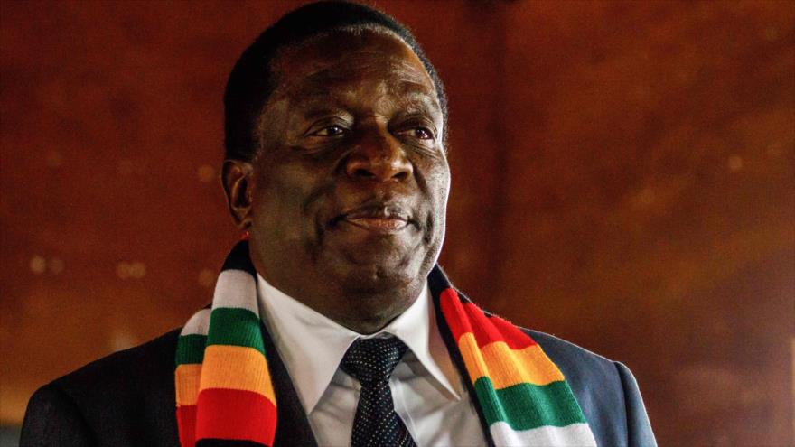 El presidente reelecto de Zimbabwe, Emmerson Mnangagwa, después de emitir su voto en las elecciones presidenciales, 30 de julio de 2018.