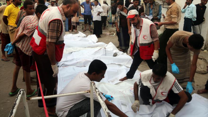 Los cuerpos de las víctimas fuera de la morgue de un hospital bombardeado en la ciudad de Al-Hudayda, 2 de agosto de 2018.