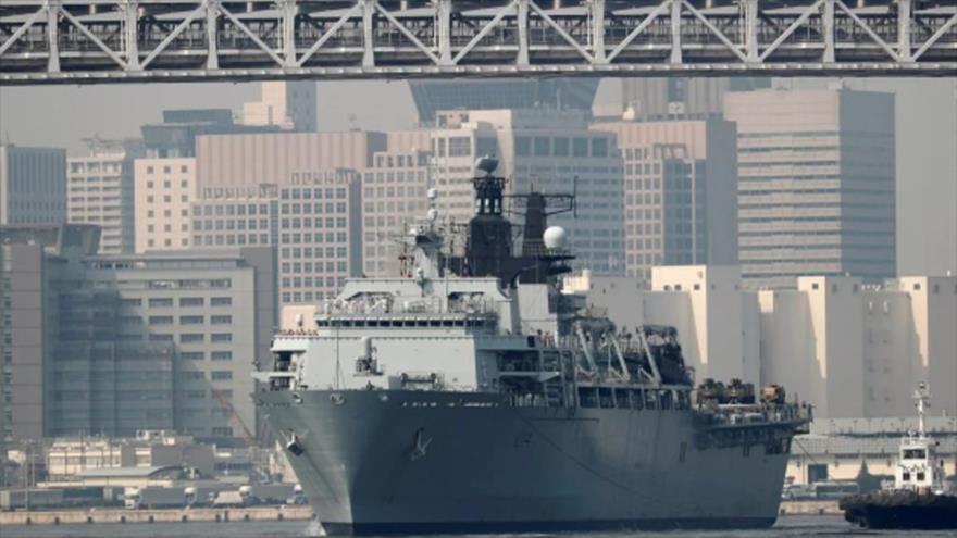 El buque de asalto de la Armada británica Albion antes de arrimarse al puerto de Tokio, la capital de Japón.