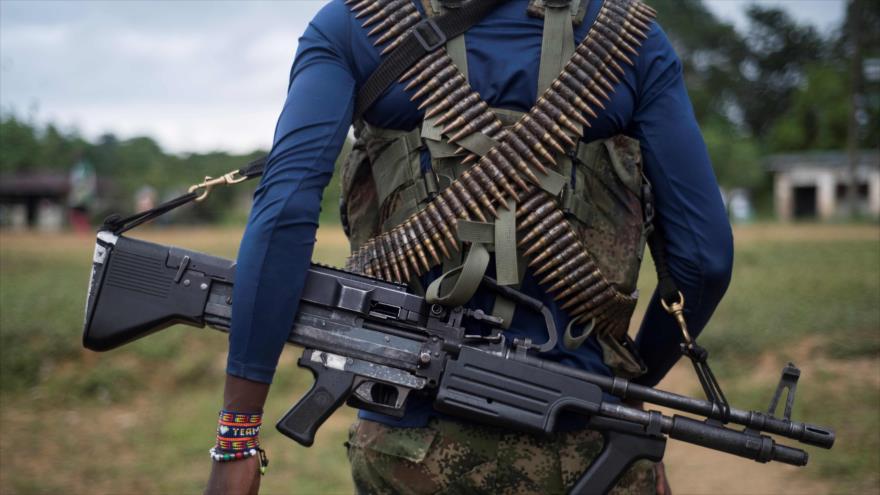 Un miembro de la guerrilla ELN en un campamento en el departamento del Chocó, noroeste de Colombia, 19 de noviembre de 2017.