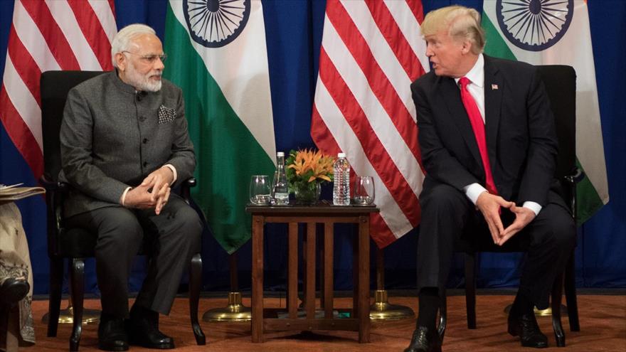 El premier indio, Narenda Modi, (izq.) y el presidente de EE.UU., Donald Trump, se reúnen en Filipinas, 13 de noviembre de 2017.