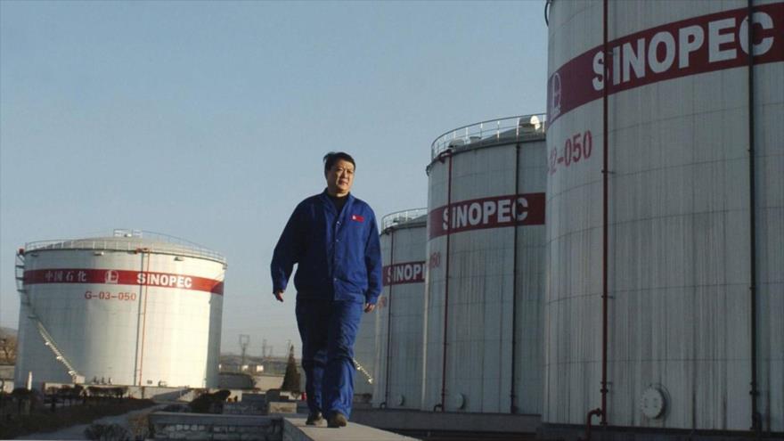 Un trabajador de la petrolera estatal china Sinopec.