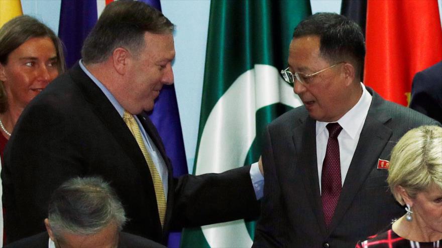 El secretario de Estado de EE.UU., Mike Pompeo (izda.), y el canciller norcoreano, Ri Yong Ho, durante la cumbre de ASEAN en Singapur, 4 de agosto de 2018.