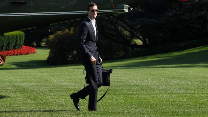 Jared Kushner, principal asesor del presidente de EE.UU. en asuntos del Oriente Medio, camina por South Lawn de la Casa Blanca, 1 de julio de 2018.