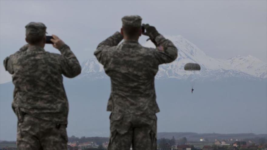 Soldados de EE.UU. vigilan a militares de la OTAN en un entrenamiento en la base militar de Camp Bondsteel, en Kosovo, 15 de abril de 2014.