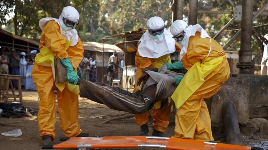 Agentes sanitarios trasladan a un afectado por el virus mortal del Ébola.