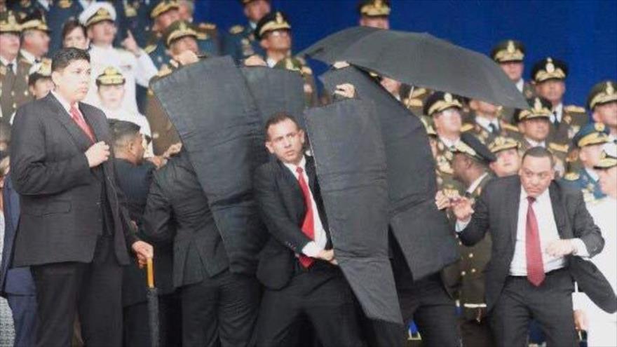 Vídeo: Rápida reacción de guardia presidencial salva a Maduro 