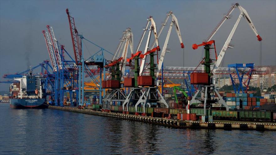 El puerto comercial de la ciudad rusa de Vladivostok.