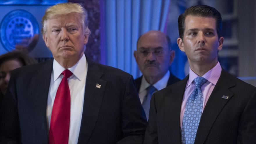 El presidente de EE.UU., Donald Trump, y su hijo Donald Jr. en una conferencia de prensa en la Torre Trump de Nueva York, 11 de enero de 2017.