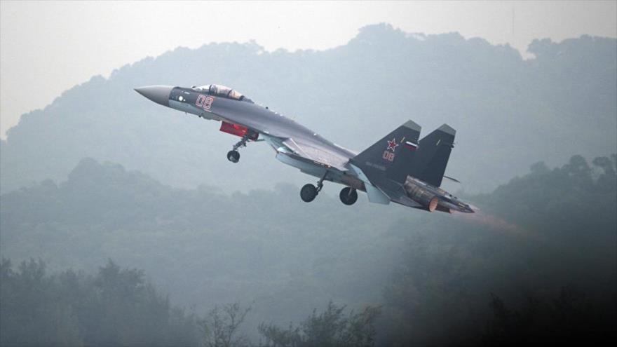 Un caza Su-35S de la Aviación de Rusia durante una prueba de vuelo en Zhuhai, provincia de Guangdong, sur de China.