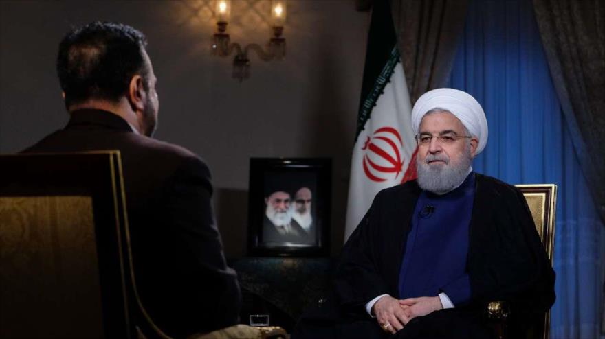 El presidente de Irán, Hasan Rohani (dcha.), durante una entrevista concedida a la televisión iraní, 6 de agosto de 2018. 