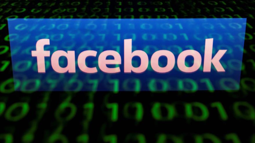 El logotipo de la red social Facebook se refleja en una tableta en París (capital francesa), 28 de abril de 2018. Fuente: AFP.