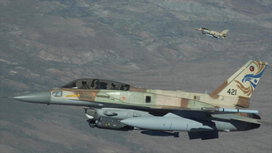 Dos cazas F-16 israelíes parten de una base aérea de los territorios ocupados palestinos, 17 de julio de 2009.