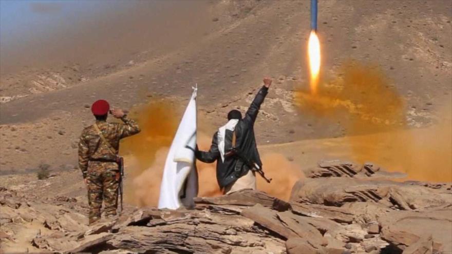 El movimiento popular yemení Ansarolá lanza un misil balístico contra las posiciones militares de Arabia Saudí.