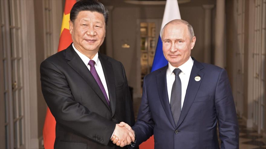 El presidente de Rusia, Vladimir Putin (dcha.) y su par chino, Xi Jinping, en Sudáfrica, 26 de julio de 2018. Foto: AFP