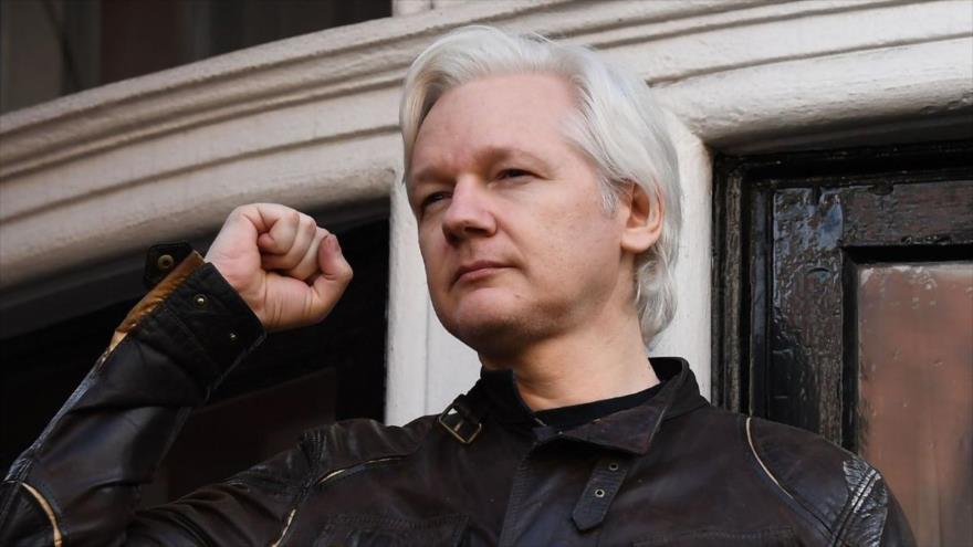 El fundador de Wikileaks, Julian Assange, en el balcón de la embajada de Ecuador en Londres (capital británica), 19 de mayo de 2017.