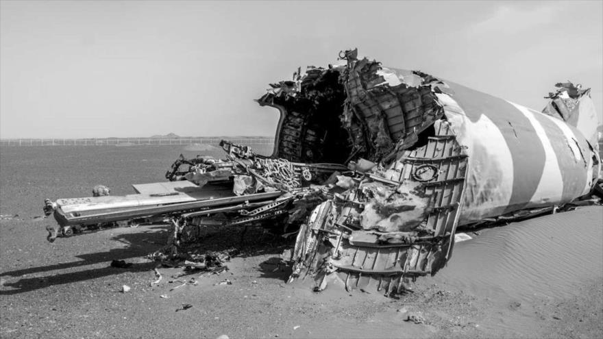 Restos de uno de los helicópteros estadounidenses destruidos en el desierto de Tabas.