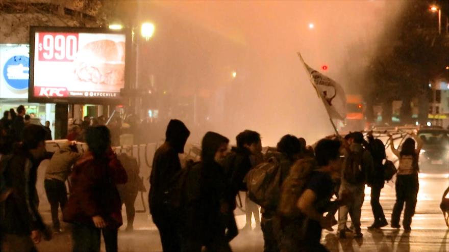 Reprimen en Chile protesta contra Estatuto Laboral Juvenil