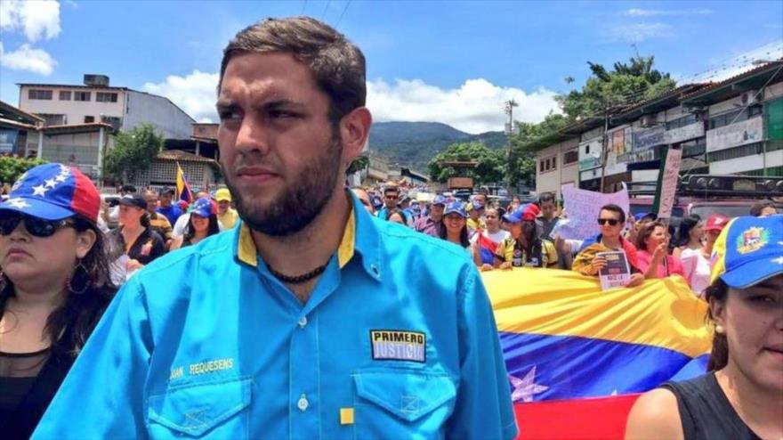 El diputado opositor de Venezuela Juan Requesens participa en una marcha.