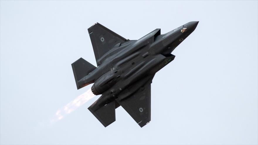 Un caza F-35 israelí realiza maniobras en una exhibición en el desierto de Negev, 27 de diciembre de 2017. (Foto: AFP).