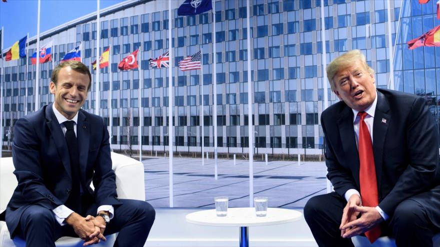 El presidente de EE.UU., Donald Trump (dcha.) y su par francés, Emmanuel Macron, en una reunión en Bruselas, 11 de julio de 2018. Foto: AFP.