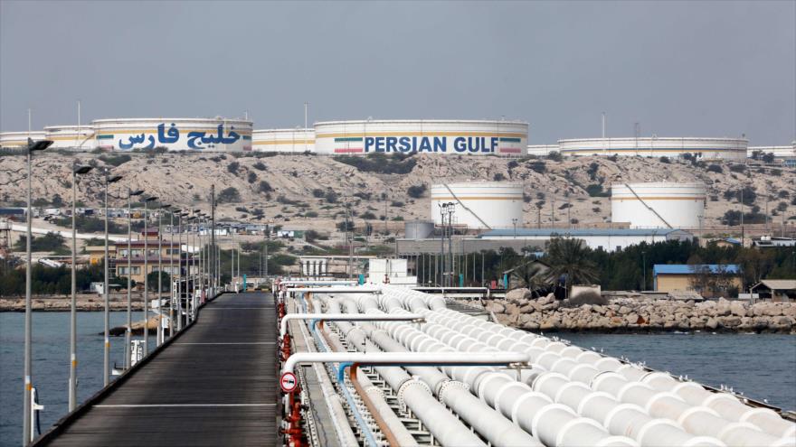 Una instalación petrolera de Irán en la isla Jark, en el Golfo Pérsico, 12 de marzo de 2017. (Foto: AFP)