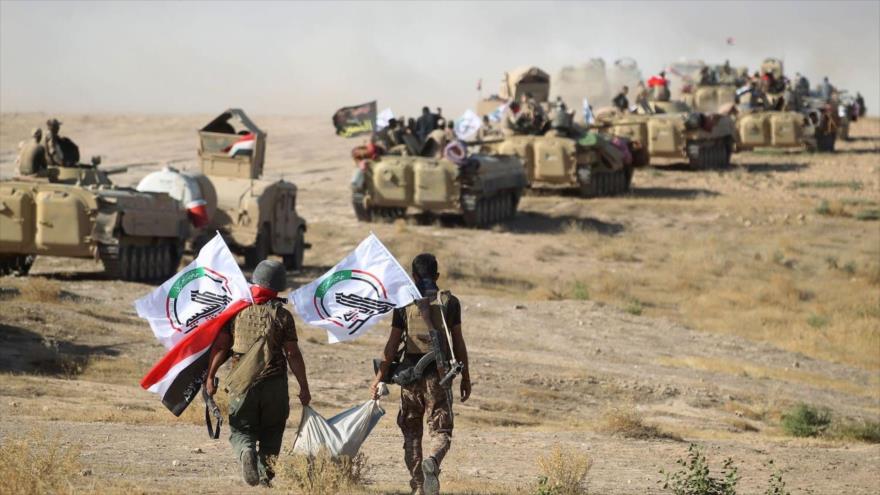 Miembros de las Unidades de Movilización Popular de Irak avanzan hacia Tal Afar en Irak, 22 de agosto de 2017.