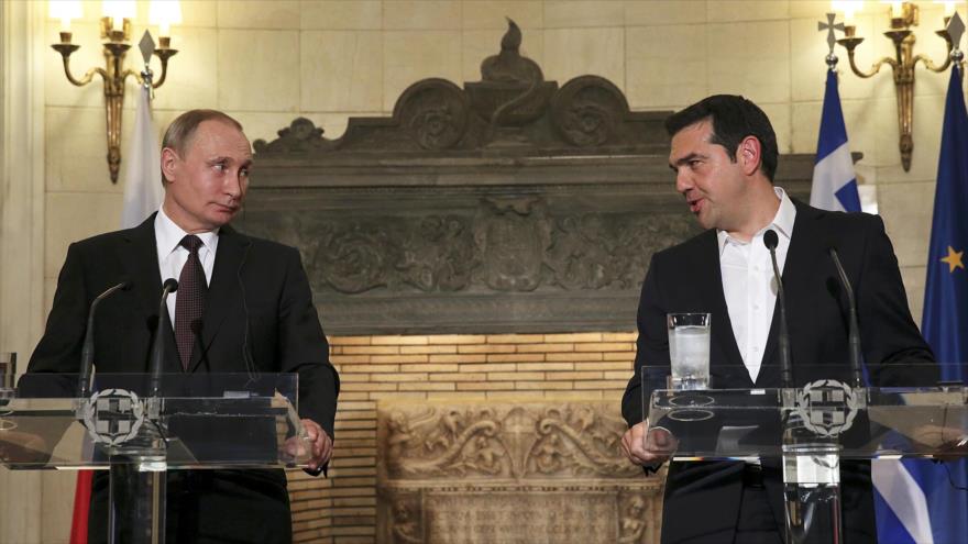 El primer ministro griego Alexis Tsipras (dcha.) y el presidente ruso, Vladimir Putin, en una rueda de prensa en Atenas, 27 de mayo de 2016. Foto: AFP.