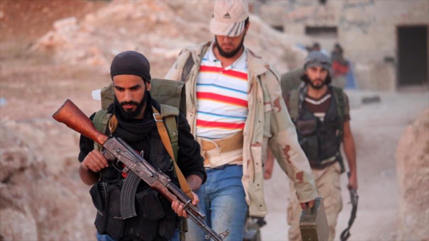 Rebeldes sirios agrupados en la sureña provincia de Daraa.