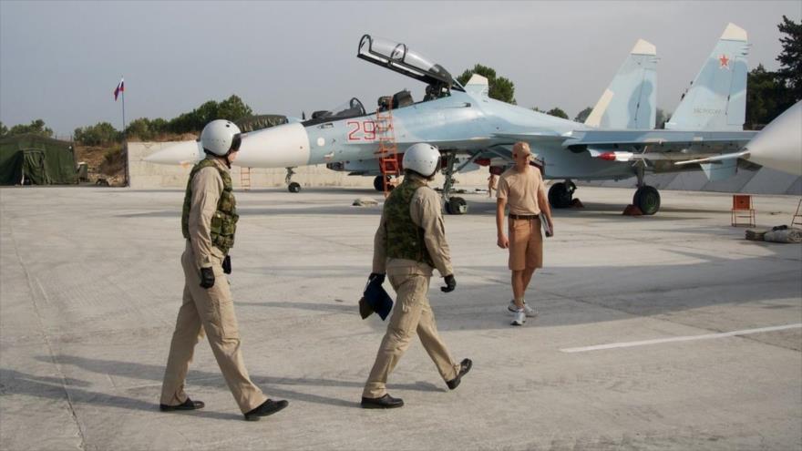 Aviadores rusos se disponen a lanzar desde una base aérea en Siria ataques aéreos contra grupos terroristas.