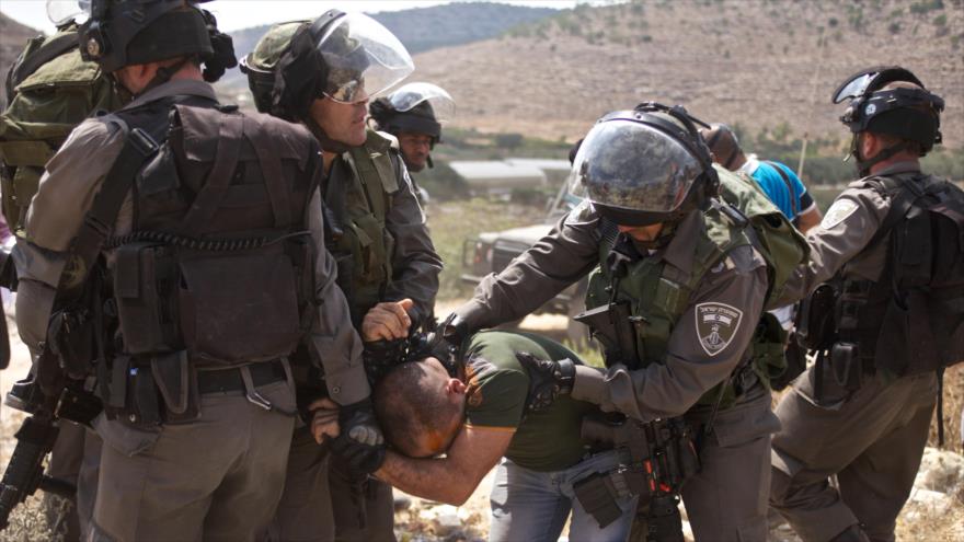 Vídeo: soldado israelí golpea a activista por tomarle fotos | HISPANTV