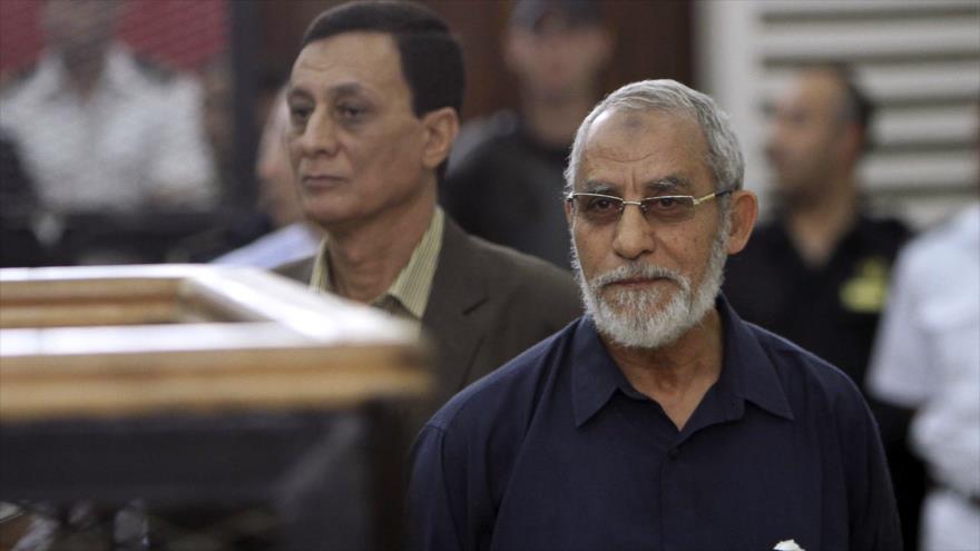 Mohamad Badie (dcha.), líder espiritual del movimiento de los Hermanos Musulmanes, comparece ante una corte en El Cairo, la capital egipcia.