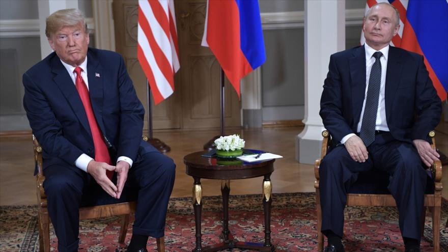 El presidente de EE.UU., Donald Trump (izda.) y su homólogo ruso, Vladimir Putin, se reúnen en Helsinki, 16 de julio de 2018. (Foto: AFP)