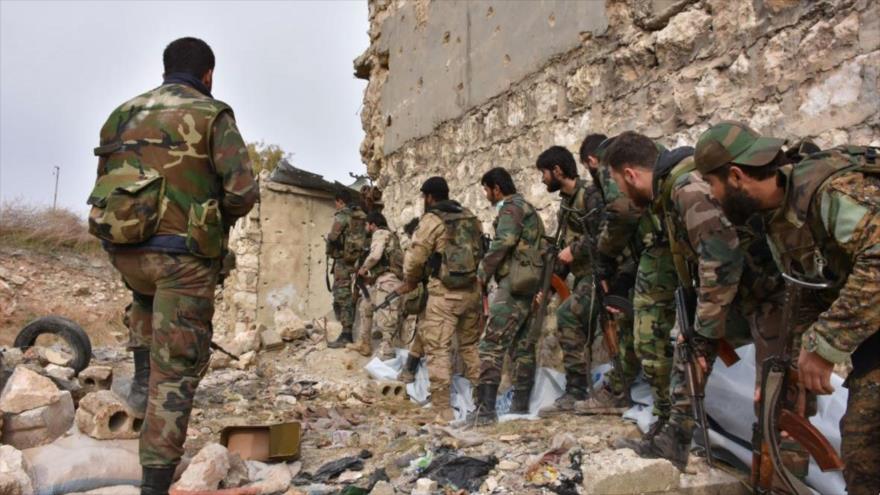 Las fuerzas del Ejército sirio desplegados en la parte oriental de la ciudad de Alepo, en el noroeste de Siria, 5 de diciembre de 2016. (Foto: AFP)