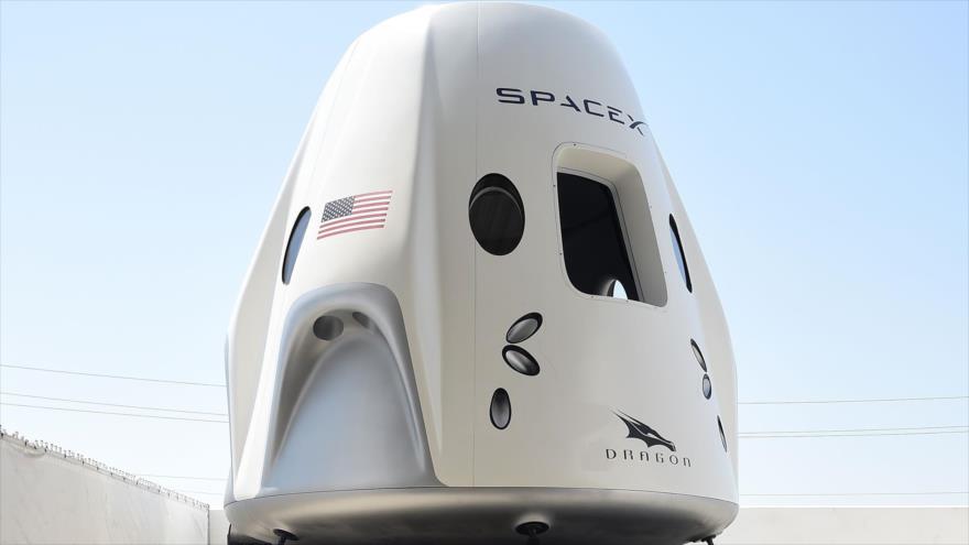 SpaceX permite a reporteros gatear dentro de su nueva nave espacial | HISPANTV