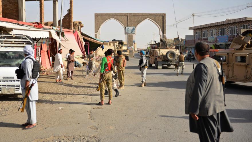 Los fuerzas de seguridad afganas durante un ataque talibán en la ciudad de Ghazni, 12 de agosto de 2018. (Foto: AFP)