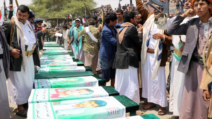 Yemeníes celebraron los funerales de los niños muertos en un bombardeo saudí en Saada, 13 de agosto de 2018. (Fuente: AFP)