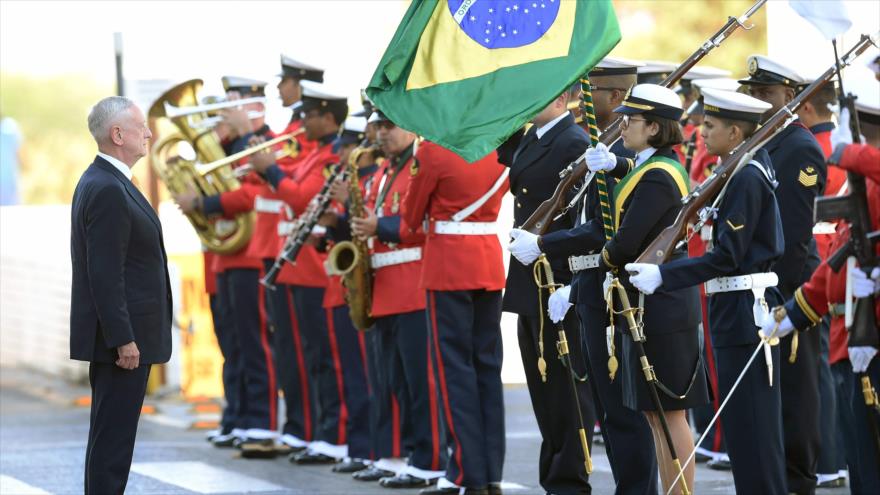 E secretario del Departamento de Defensa de EE.UU., James Mattis en el Ministerio de Defensa en de Brasil, 13 de agosto de 2018, Foto: AFP